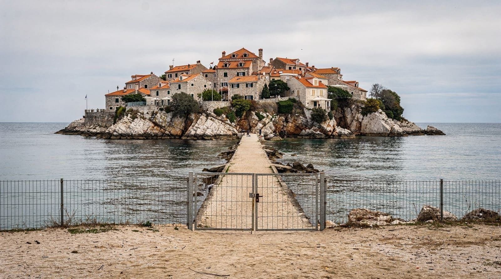 Sveti Stefan: el pueblo isla que en realidad no puedes visitar