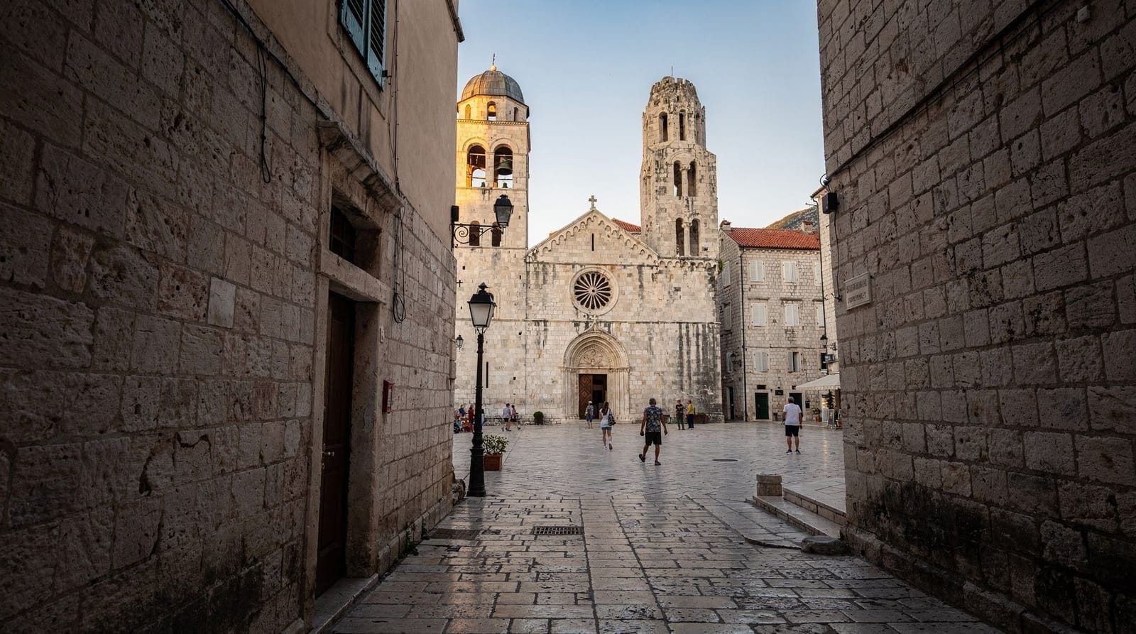 El casco antiguo de Kotor: las plazas y callejuelas tras las murallas