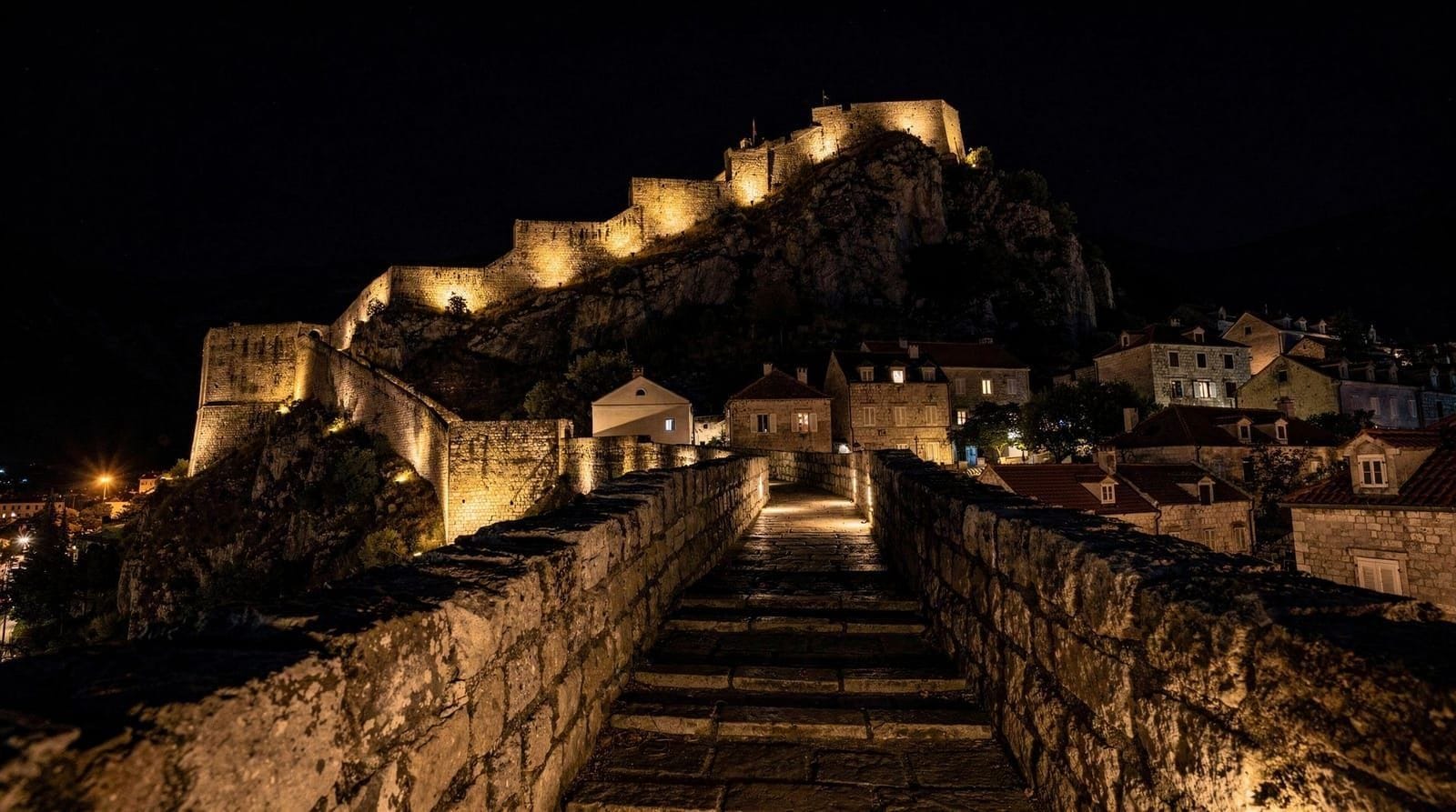 Las murallas de Kotor de noche: por qué el paseo nocturno supera a la subida diurna