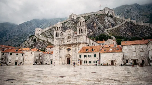 Kotor vs Dubrovnik: which one deserves your bed for the night