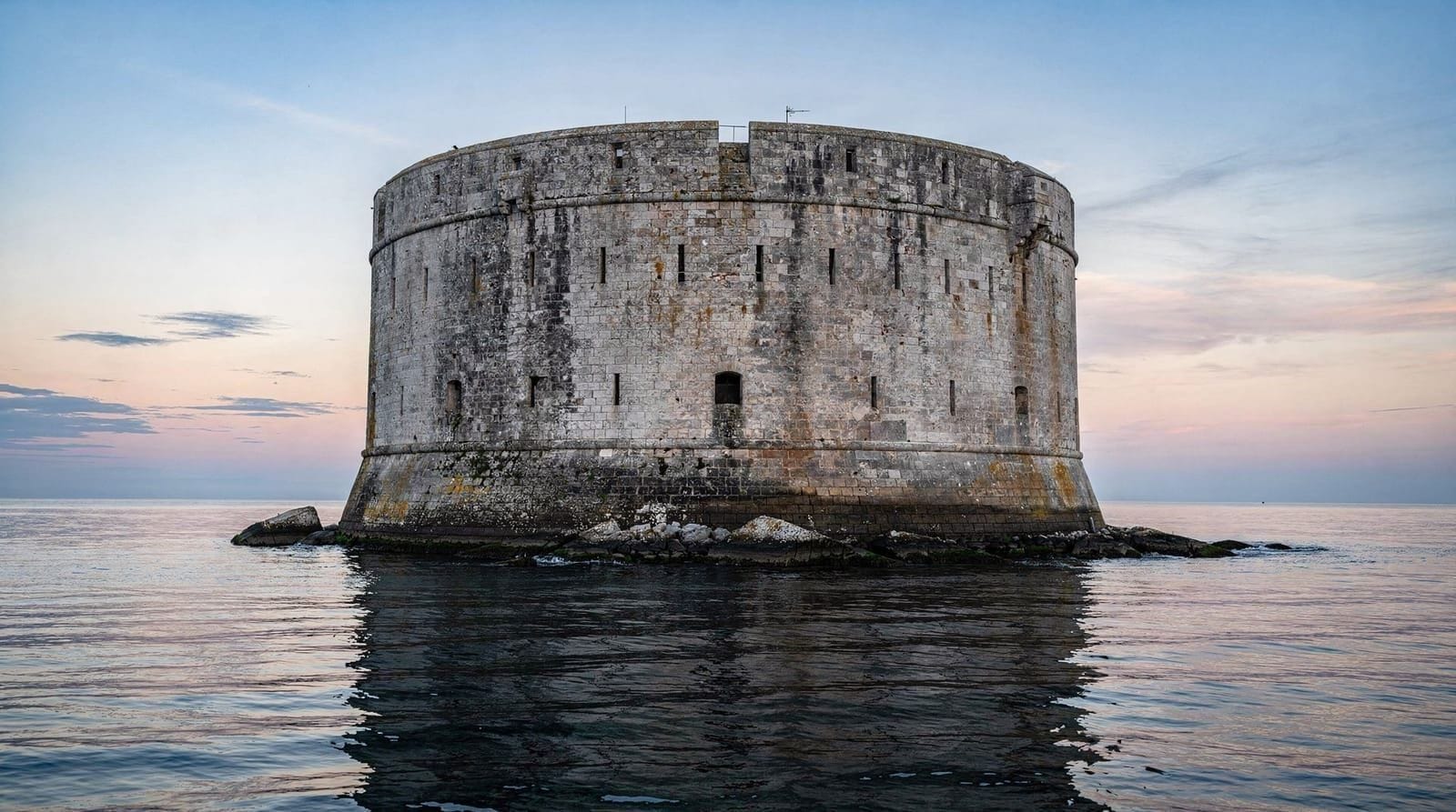 Isla Mamula: la fortaleza que se convirtió en hotel de lujo