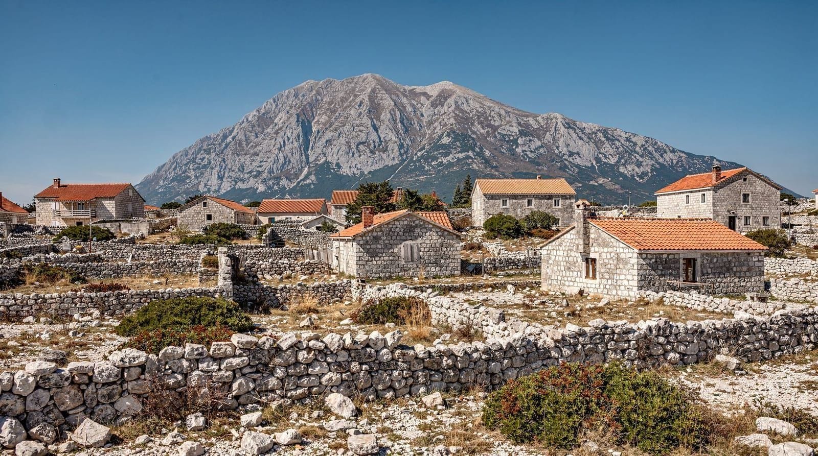 Pueblo de Njeguši: pršut, queso y el lugar de nacimiento de Njegoš camino al Lovćen