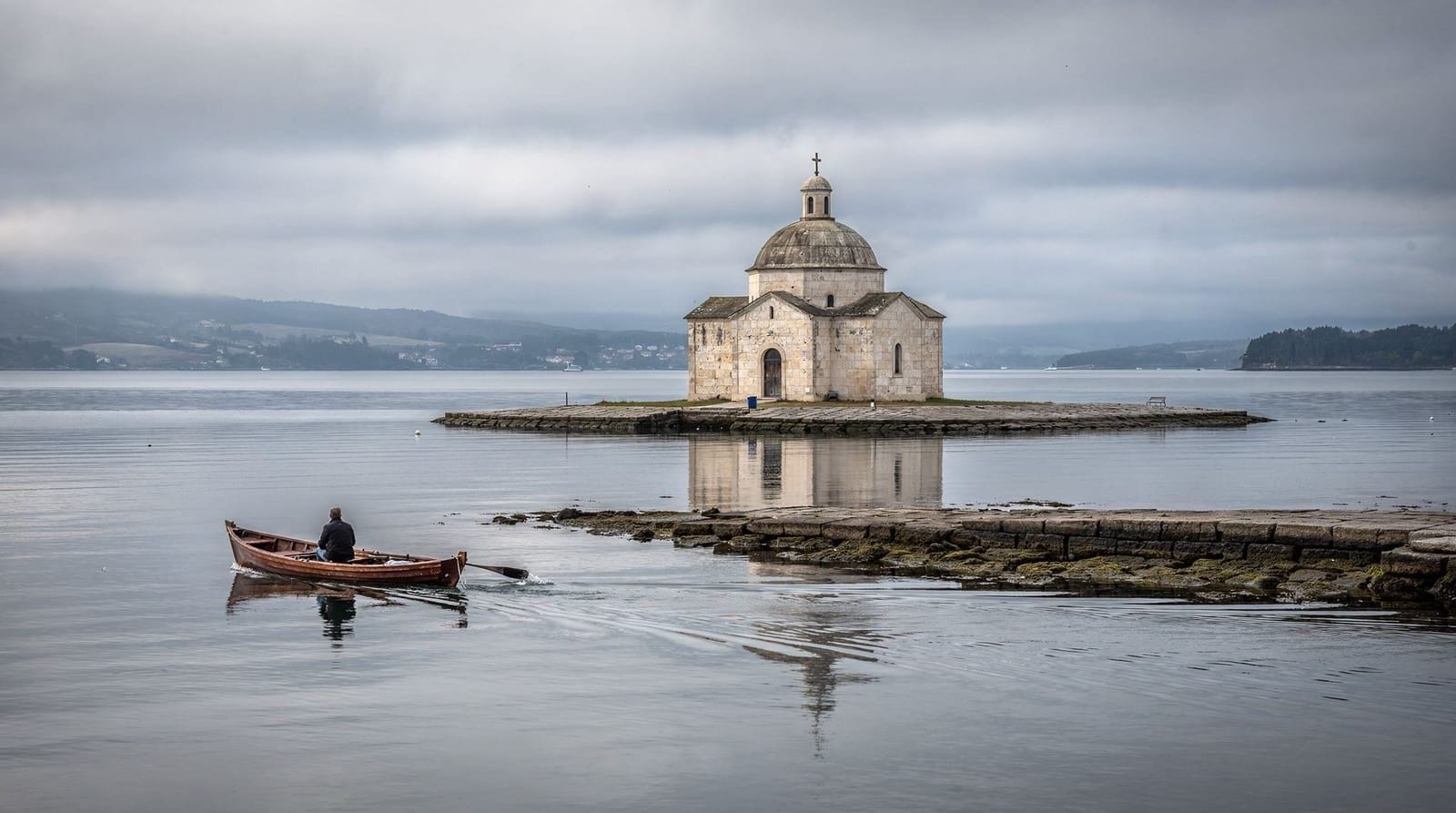 Nuestra Señora de las Rocas: qué hay dentro de la iglesia