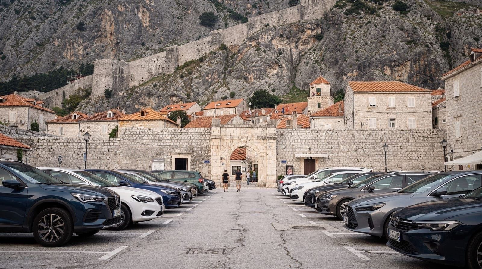 Parcheggiare a Cattaro: dove lasciare l'auto senza pagare troppo