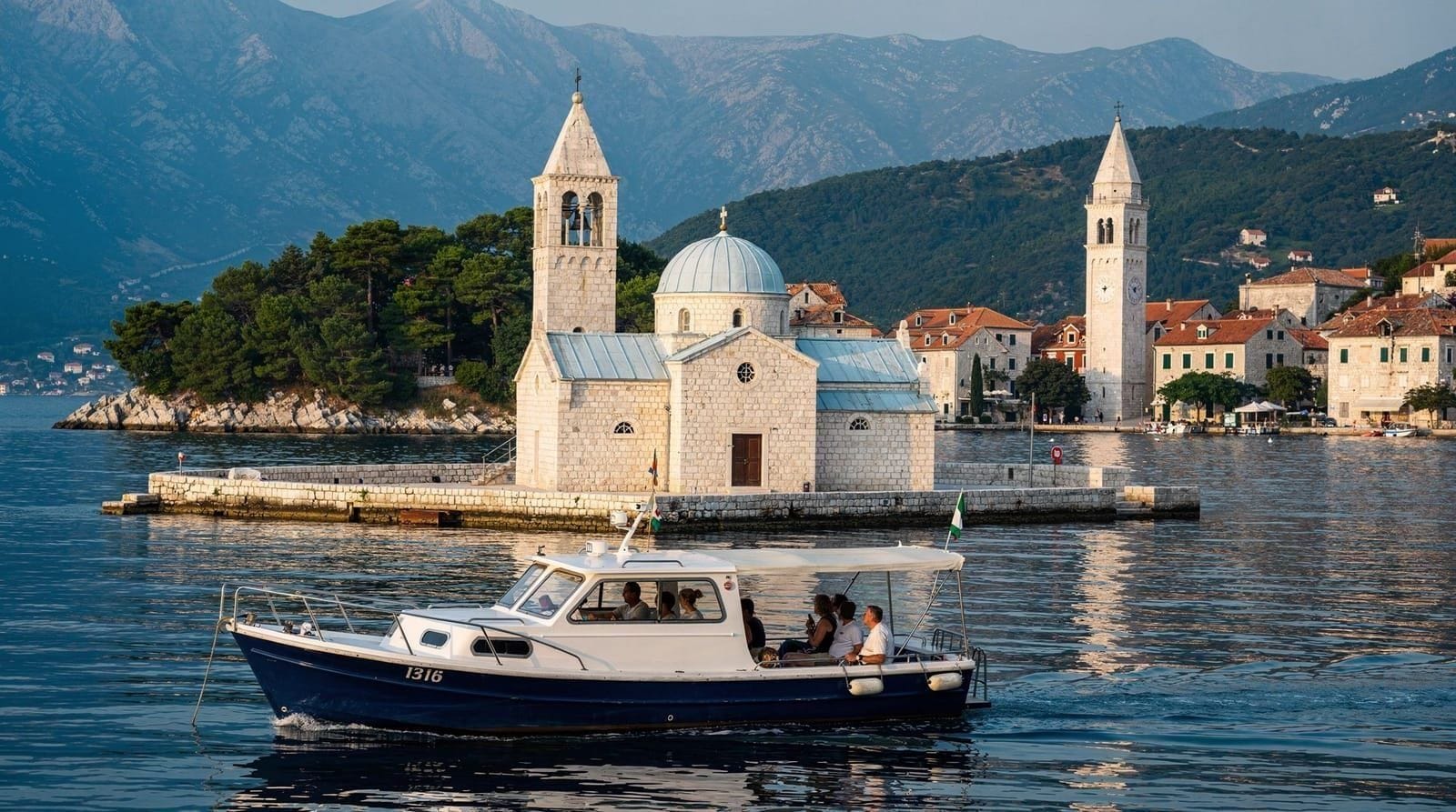 Las dos islas de Perast: la excursión en barco a Nuestra Señora de las Rocas y San Jorge