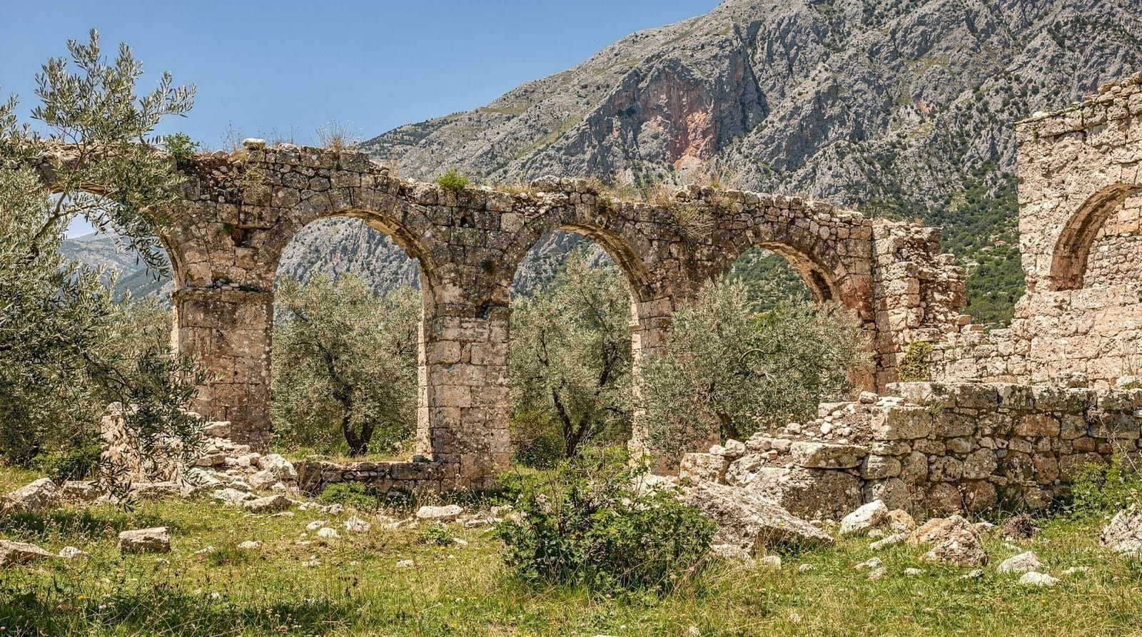 Stari Bar: el pueblo abandonado de Montenegro en la colina