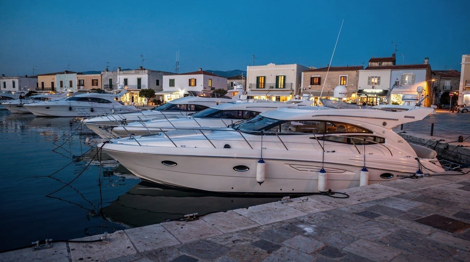 Porto Montenegro, Tivat: superyates, tiendas y un museo naval